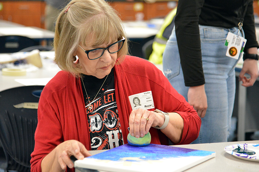 Allen_ISD's tweet image. Allen ISD's Silver Eagles Club members recently enjoyed a fun-filled art class led by instructors at Allen High School. The Silver Eagles created holiday-themed artwork during the special event with assistance from AHS students.