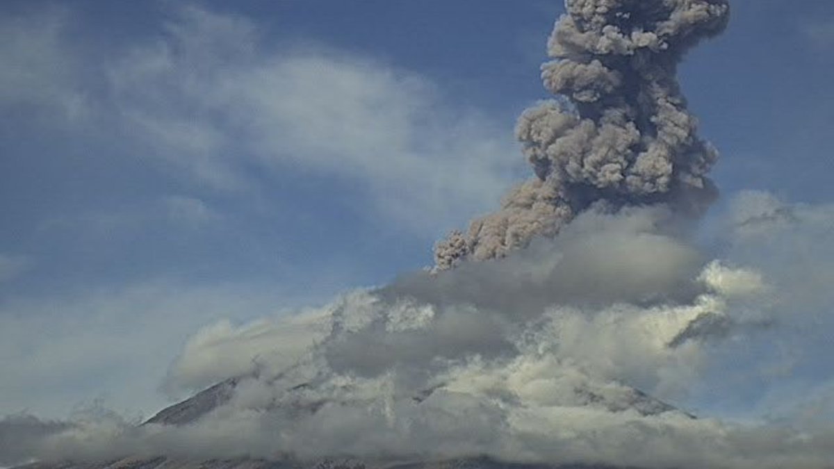 11:00 am | ASÍ LUCE EL POPOCATÉPETL Así se ve el volcán #Popocatépetl esta mañana. Ceniza podría dirigirse a la CDMX y Puebla.