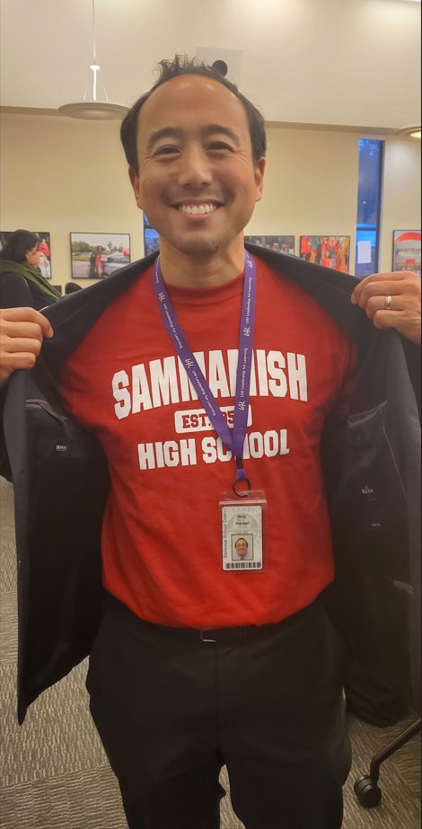 MrRich_SHS's tweet photo. Excited to see BSD Superintendent, @kellyaramaki, reppin our school!! @TheBSD405 
#sammamishcreed
#sammamishpride https://t.co/u7MP7VUl5n