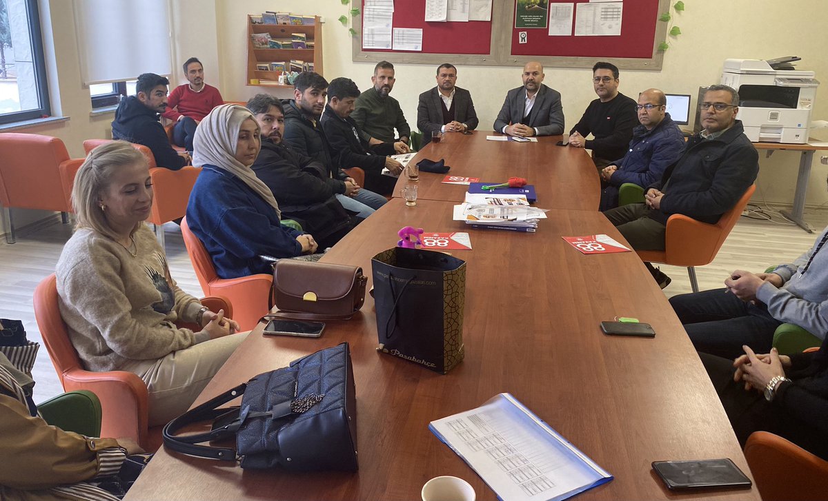 Küçükkızılhisar Ort. Mdr kıymetli kardeşim Mehmet ŞENOĞLU’nu,Mdr Yrd Ahmet TANRIVERDİ’yi, Melek ŞAHİN’i ve öğretmen kardeşlerimizi ziyaret ederek Sendikal kazanımlarımız ile ilgili istişarede bulunduk.
 
Allah c.c işlerini ve işlerimizi kolaylaştırsın.@GokAhmet27 <a href="/mesutoner45/">Mesut ÖNER</a>