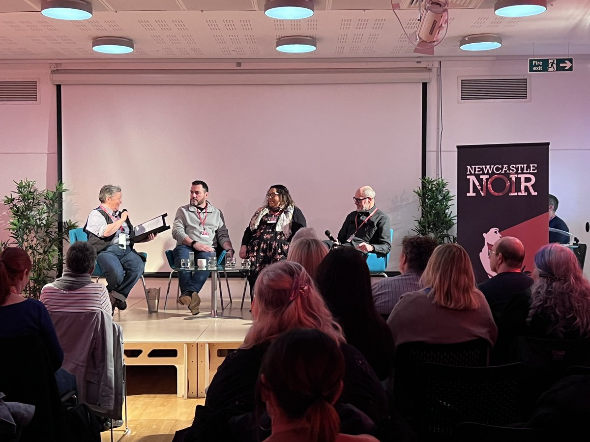 Brilliant @NewcastleNoir panel with @CollinsJacky and @rutherfordbooks and @christienewport and Michael Sutton, talking crafting crime. Fascinating tips and advice and thoughts. #NewcastleNoir