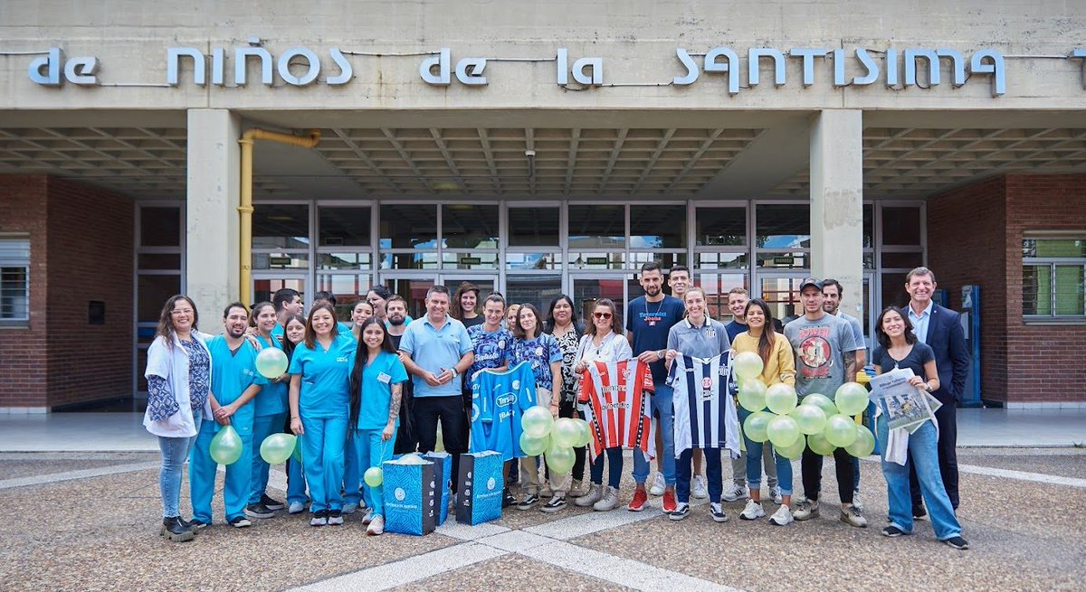 CATalleresdecba's tweet photo. 💙 Los Hinchas Más Fuertes

#Talleres acompañó la iniciativa de la Carrera de Enfermería de la @LaSiglo21 en el Hospital de Niños de la Santísima Trinidad.

Por el lado del conjunto Matador estuvieron presentes Matías Gómez, Luciano Arnijas y Sofía Oxandabarat. Nuestros representantes hicieron entrega de las 110 camisetas transformadas en batas, que aportó la institución, a los pequeños que realizan su recuperación en el Hospital.

📲 https://t.co/51yjiA74GX