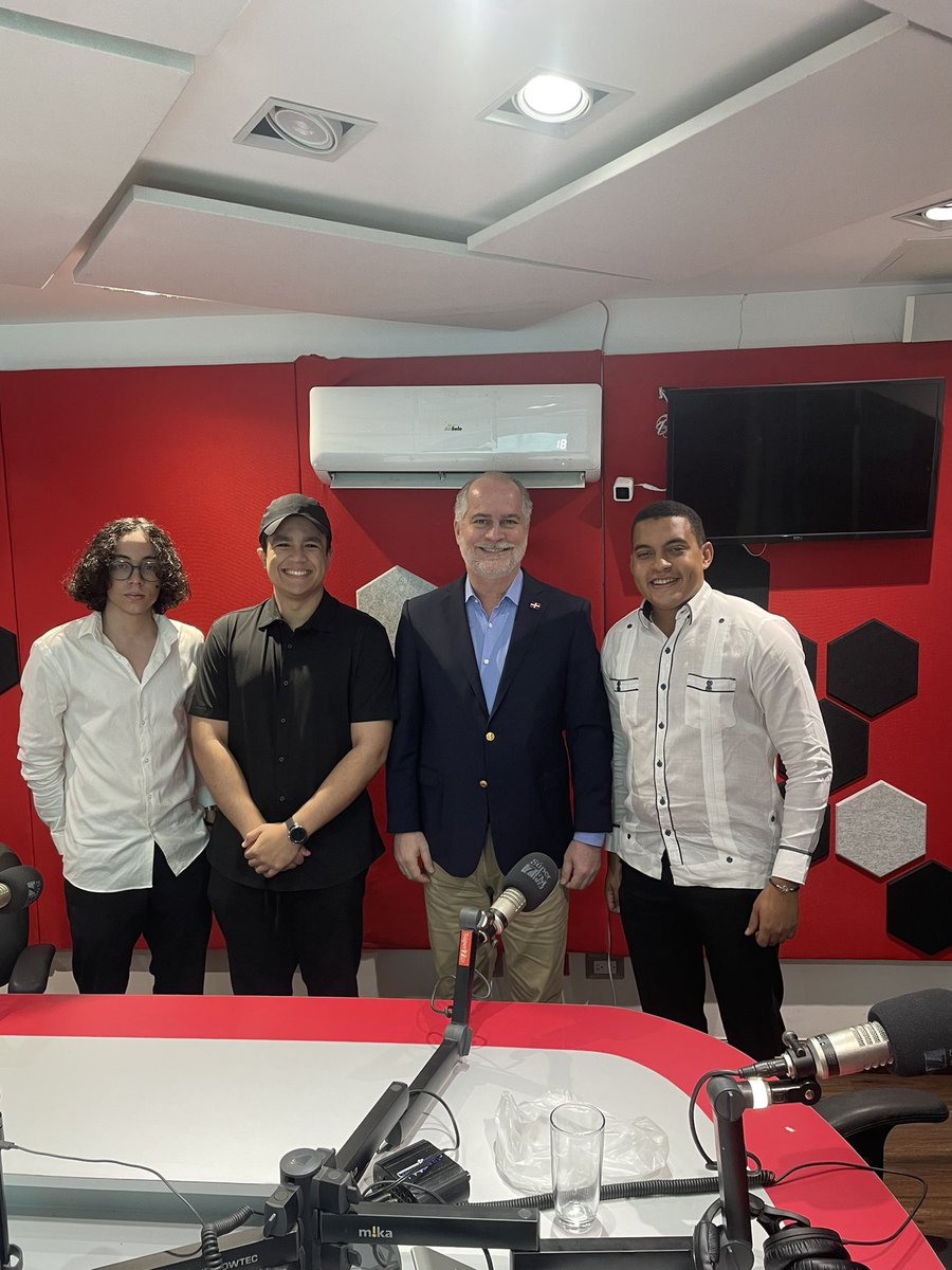 IMoney Radio (@imoneyradio) on Twitter photo ¡Qué gran experiencia! Queremos expresar nuestro enorme agradecimiento a <a href="/SBFernandezW/">Alejandro Fernández W.</a> por acompañarnos en nuestro programa. Su perspectiva y conocimiento aportaron un valor inmenso. ¡Qué gran experiencia! Queremos expresar nuestro enorme agradecimiento a <a href="/SBFernandezW/">Alejandro Fernández W.</a> por acompañarnos en nuestro programa. Su perspectiva y conocimiento aportaron un valor inmenso.