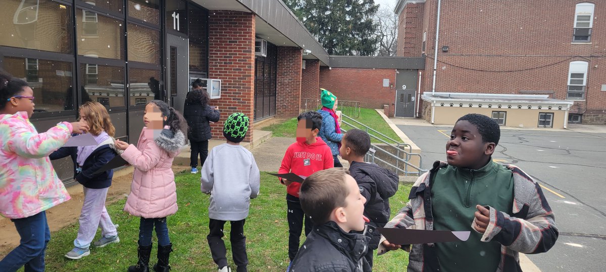 missawalter's tweet photo. Catching snowflakes on a Snowy Morning! ❄️❄️@HTSD_YardHts #HTSDpride https://t.co/xDOzV9DMXY