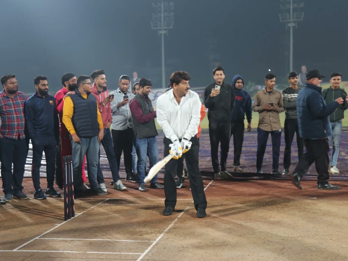 MPGautamGambhir's tweet photo. EDPL 2.0 के First Semifinal मैच में Jangpura Lions ने Laxmi Nagar warriors को 5 Wicket से हारकर Final में प्रवेश किया।
आज के मैच के मुख्य अतिथि उत्तर पूर्वी दिल्ली के सांसद श्री @ManojTiwariMP जी रहे, उन्होंने मैन ऑफ द मैच का अवॉर्ड जंगपुरा लायंस के खिलाड़ी हर्ष त्यागी को उनके उत्कृष्ट प्रदर्शन के लिए दिया।