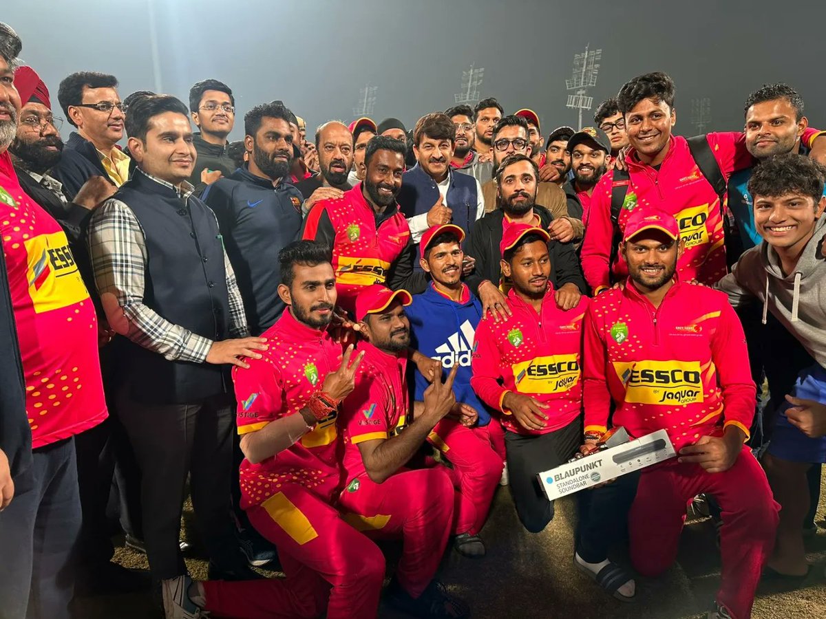 MPGautamGambhir's tweet photo. EDPL 2.0 के First Semifinal मैच में Jangpura Lions ने Laxmi Nagar warriors को 5 Wicket से हारकर Final में प्रवेश किया।
आज के मैच के मुख्य अतिथि उत्तर पूर्वी दिल्ली के सांसद श्री @ManojTiwariMP जी रहे, उन्होंने मैन ऑफ द मैच का अवॉर्ड जंगपुरा लायंस के खिलाड़ी हर्ष त्यागी को उनके उत्कृष्ट प्रदर्शन के लिए दिया।