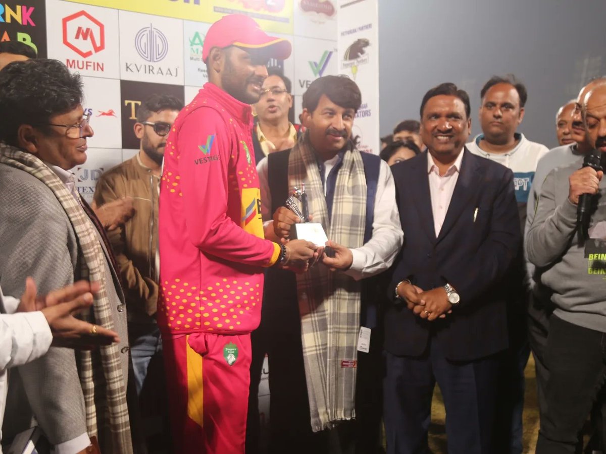 MPGautamGambhir's tweet photo. EDPL 2.0 के First Semifinal मैच में Jangpura Lions ने Laxmi Nagar warriors को 5 Wicket से हारकर Final में प्रवेश किया।
आज के मैच के मुख्य अतिथि उत्तर पूर्वी दिल्ली के सांसद श्री @ManojTiwariMP जी रहे, उन्होंने मैन ऑफ द मैच का अवॉर्ड जंगपुरा लायंस के खिलाड़ी हर्ष त्यागी को उनके उत्कृष्ट प्रदर्शन के लिए दिया।