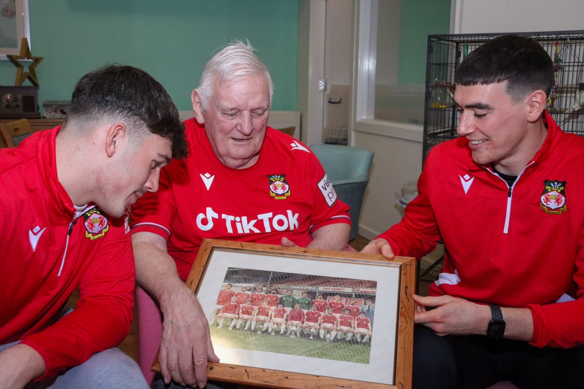 This afternoon, Luke McNicholas and Liam Hall visited Wrexham AFC legend and former Captain, Gareth Davies ❤️ 🔴⚪️ #WxmAFC