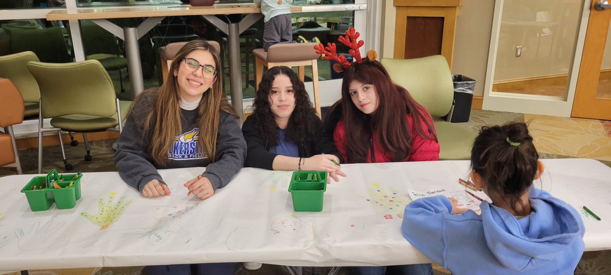 BonnerSenora's tweet photo. A great night of volunteering at the Walkersville Community Tree Lighting!
#WHSSpanishClub 
@GoffLugo  @FredCoLibrary  @DrWare_FCPS https://t.co/1AS9uVJp6w