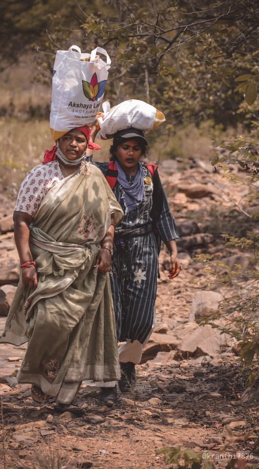 Infy8ideas's tweet photo. I remember #Seethakka carrying cookware in CORONA to the people in roots of jungle. When you are there for people☝🏼 People will always be there for you... UNANIMOUSSSSSSSSS💥💥💥💥💥💥 Hearty congratulations on becoming tribal welfare minister #TelanganaElections https://t.co/ZdLvyIiv6S