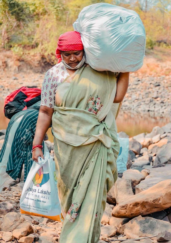 Infy8ideas's tweet photo. I remember #Seethakka carrying cookware in CORONA to the people in roots of jungle. When you are there for people☝🏼 People will always be there for you... UNANIMOUSSSSSSSSS💥💥💥💥💥💥 Hearty congratulations on becoming tribal welfare minister #TelanganaElections https://t.co/ZdLvyIiv6S