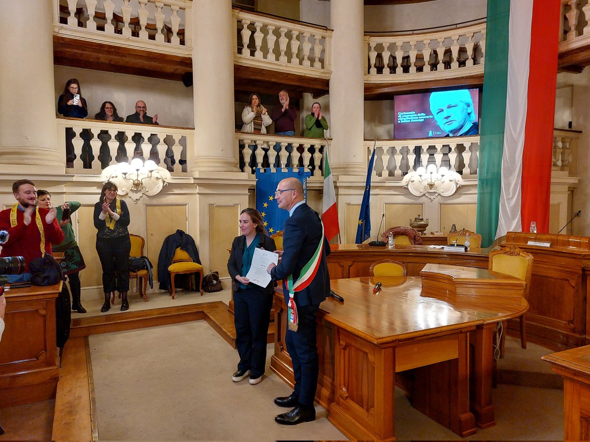 .@Stella_Assange just accepted the #HonoraryCitizenship for his husband Julian #Assange, awarded by the mayor of @ComuneRE, @lucavecchi72 , and the president of @ComuneRE Town Council, Matteo Iori