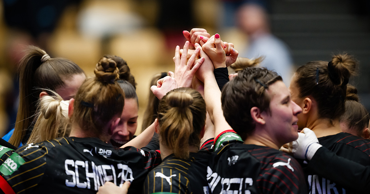 DHB_Teams's tweet photo. Kräfte bündeln für die letzten Minuten im ersten Durchgang! 💪

(🇩🇪 7:9 🇷🇴, 25. Min.)

#GERROU #WIRIHRALLE #aufgehtsDHB #Handball 📸 Sasa Pahic Szabo / kolektiff https://t.co/Gn2sKoCGAm