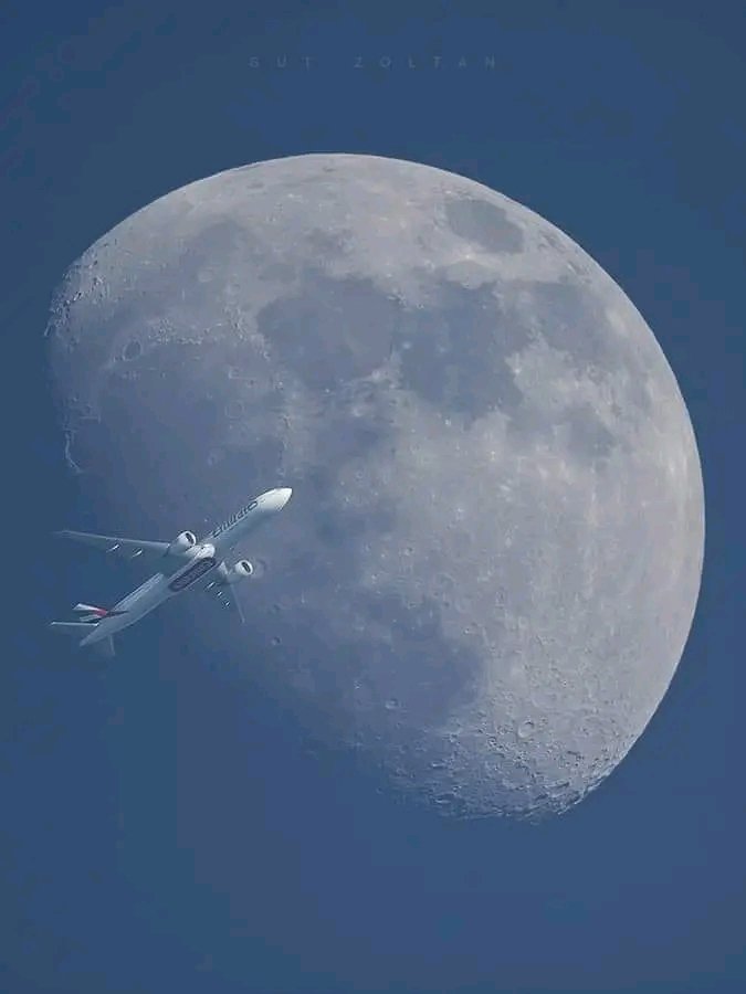 Emirates airlines ✈️ fly by the Moon, Boeing 777-31H.
Canon600D + Sky Watcher200/1200
iso200, 1200mm, f5.6, 1/800s
single image ✌

📸 Photographed by Gut Zoltan