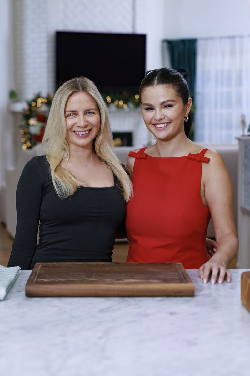 selenagomez's tweet image. All-new episode of Selena + Chef: Home for the Holidays tonight at 8pm on @FoodNetwork. You can also @streamonmax.