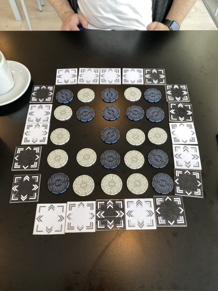 josemariapicon's tweet photo. La verdad es que #QRgame está gustando mucho. Creo que es el primer juego que hago con unanimidad a la hora de valorarlo.
Aquí podéis ver a @PIF_games disfrutándolo!!!! https://t.co/VcgFKMr1Zk
