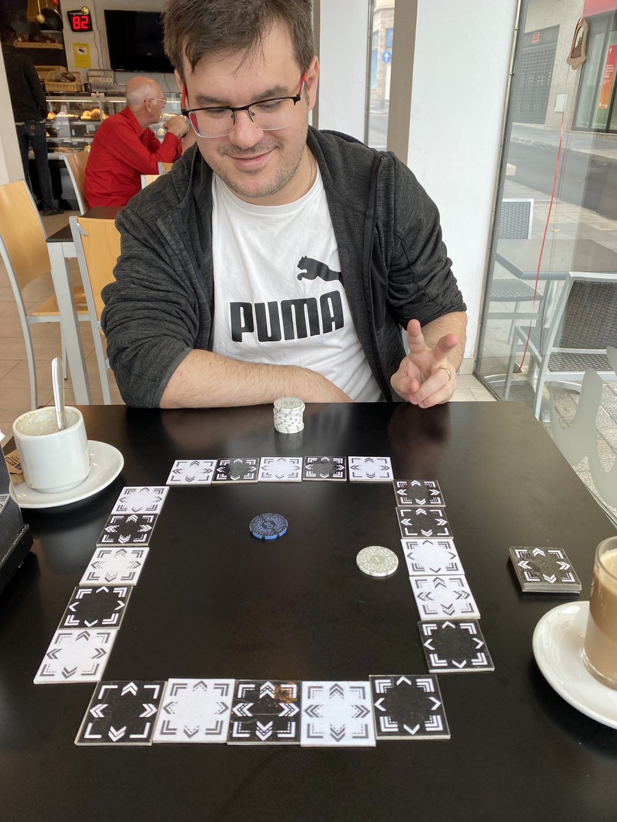 josemariapicon's tweet photo. La verdad es que #QRgame está gustando mucho. Creo que es el primer juego que hago con unanimidad a la hora de valorarlo.
Aquí podéis ver a @PIF_games disfrutándolo!!!! https://t.co/VcgFKMr1Zk