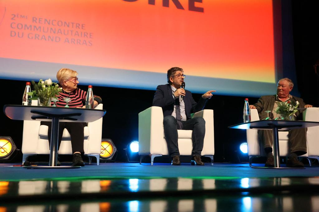 #rencontrecommunautaireCUA
La 2nde table ronde s'interroge sur le "où allons-nous ?" 
Elle est animée par :
📍<a href="/RossignolFr62/">Rossignol Françoise</a> VP en charge des Mobilités-transports, grands projets 
📍<a href="/JP_Ferri/">Jean-Pierre Ferri</a> VP en charge de l'Habitat, politique de la ville et renouvellement urbain