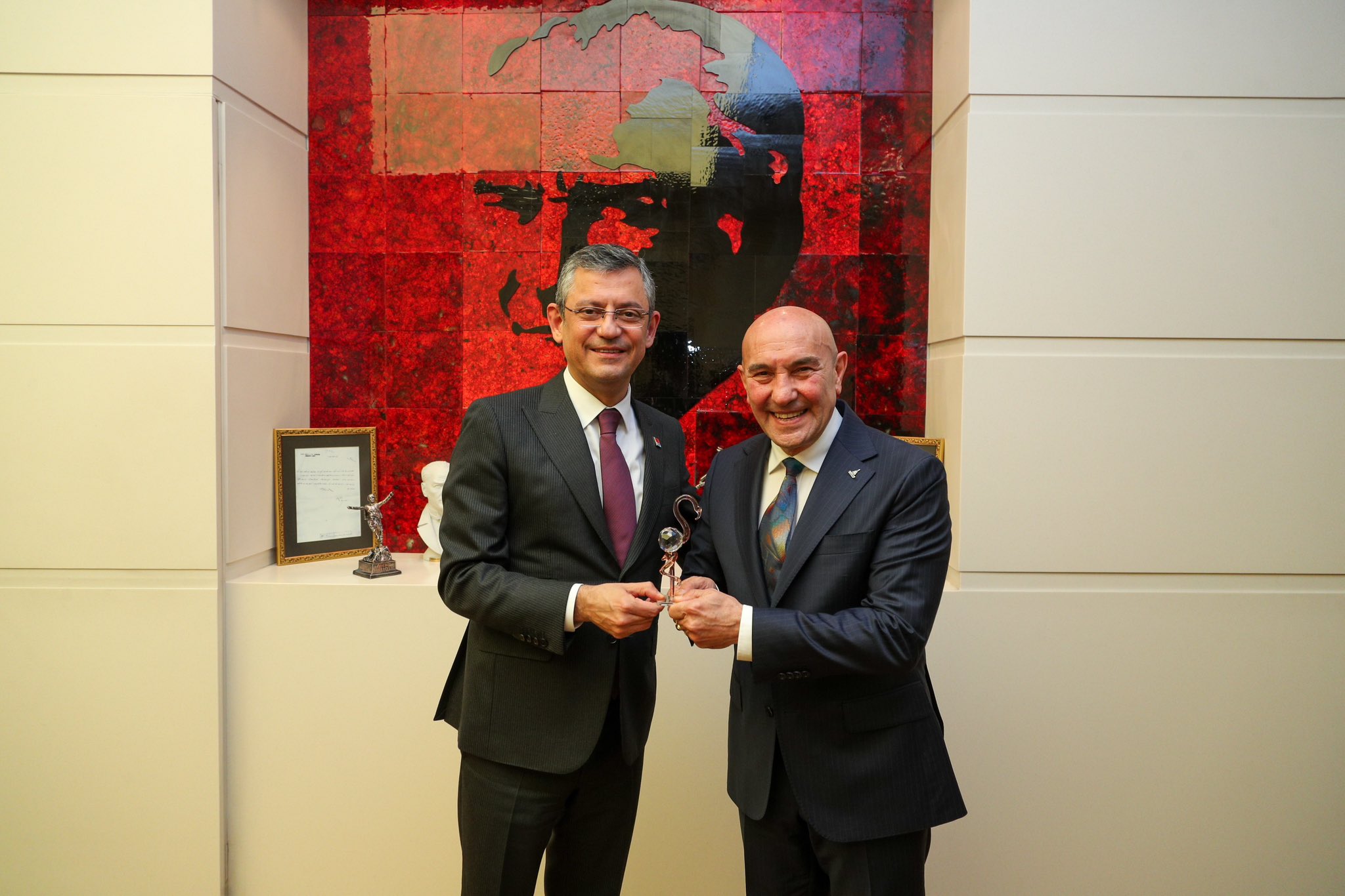 Tunç Soyer on X: "CHP Genel Merkezimizde Genel Başkanımız Sayın Özgür Özel ile bir araya geldik. Cumhuriyetin ikinci yüzyılında, yerelden genele uzanan güçlü irademizle ülkemizi, kentlerimizi daha aydın yarınlara taşımaya kararlıyız. Sn.