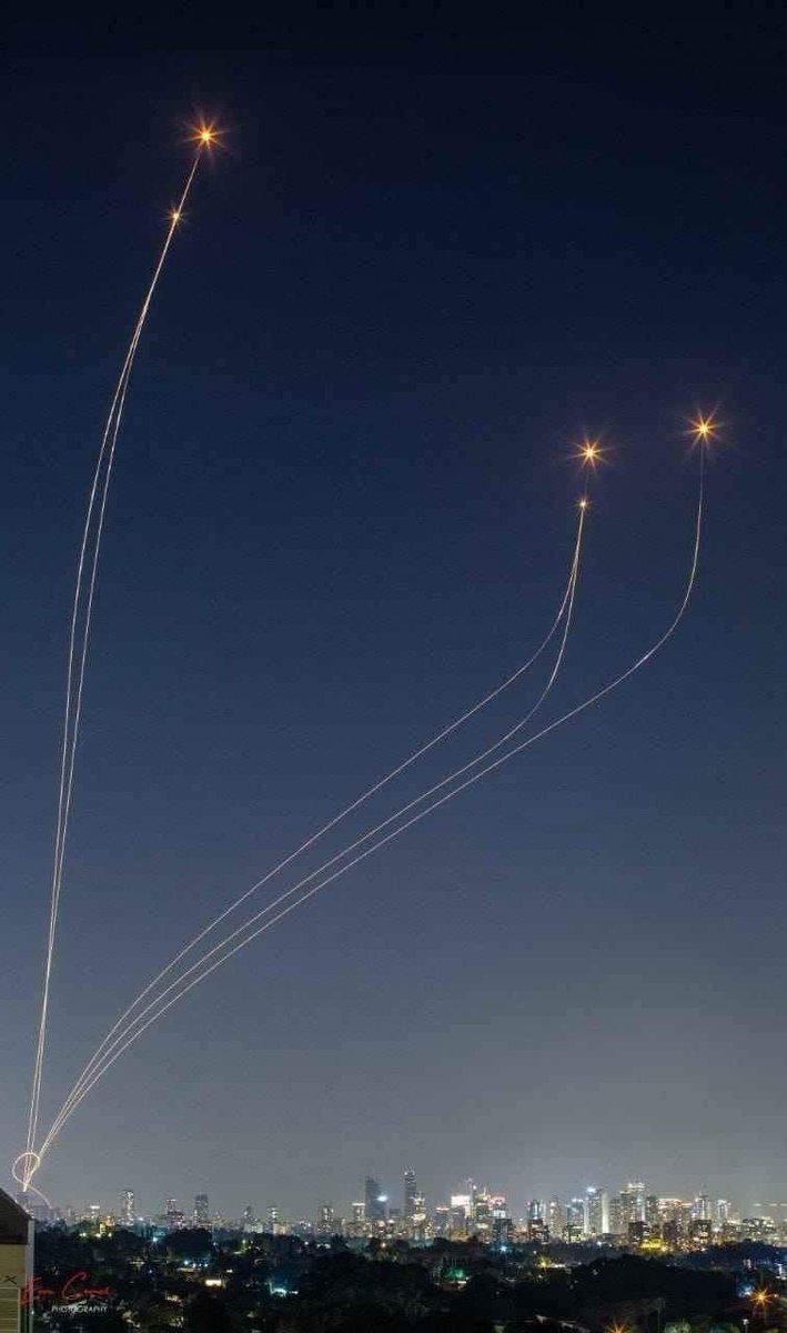 Kri0725's tweet image. We pray for Israel!✝️🛐✡❤🙌🙏🏻

Amazing shot of iron dome intercepting rockets last night over 
Tel Aviv. /Photo: ארז כרמל
#Israel #peace #hopeforisrael #Shalom #helpGod #shabbat #sdaisrael
