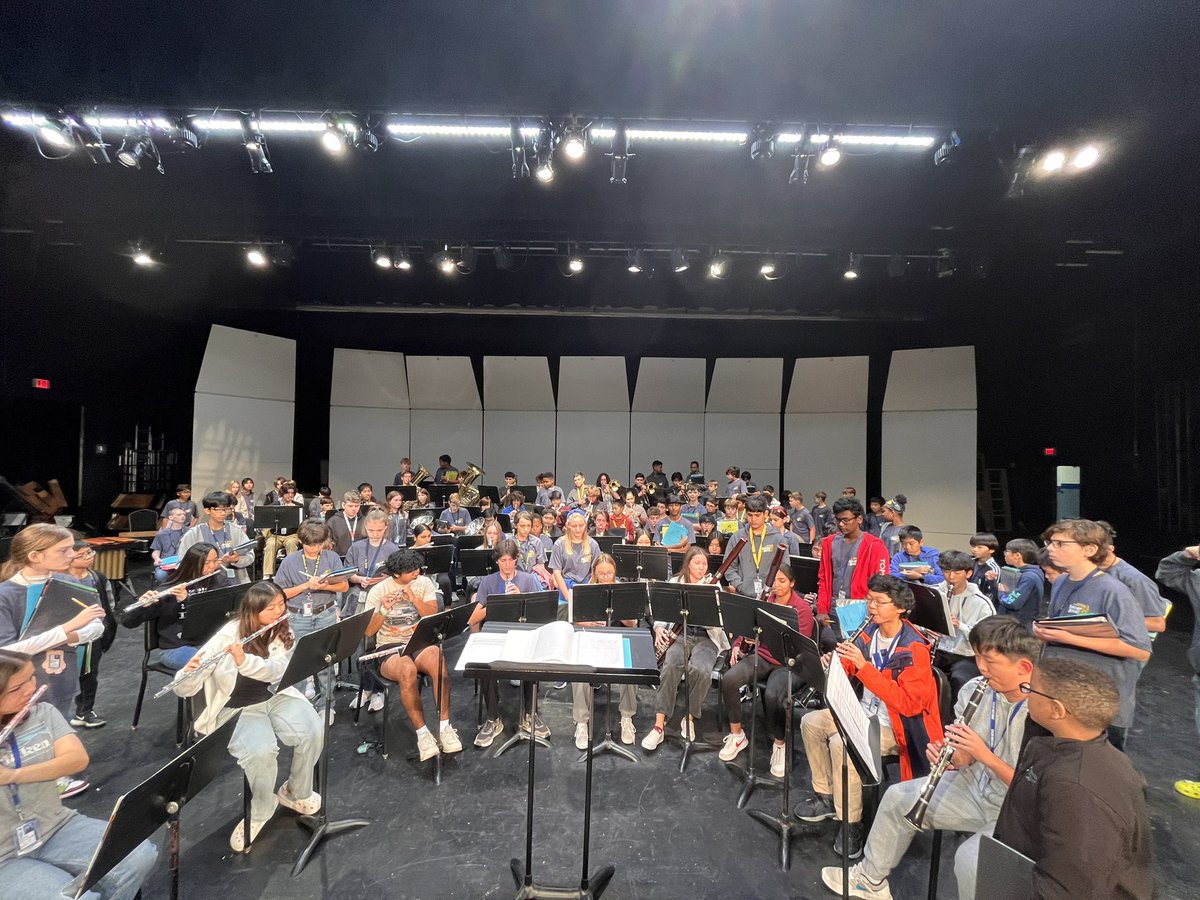 Enjoyed hosting the @McMeansJrHigh beginning band students this morning! We let them get up close as we prepared for tonight’s concert. @MMJHBobcatBand