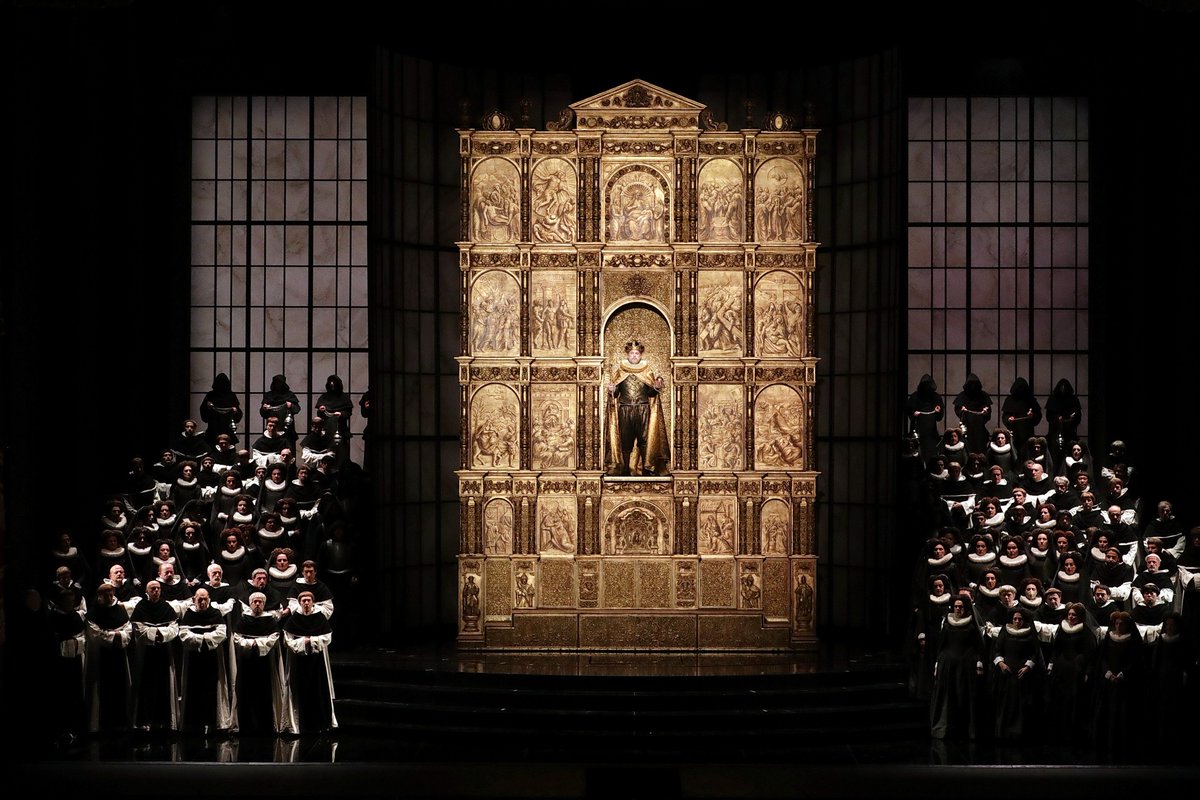 TV2000it's tweet photo. 🔴#Milano  Per Don Carlo 13 minuti di applausi alla #PrimaScala 
soprattutto per la soprano Anna #Netrebko 

Il basso Michele #Pertusi che non sta bene ma canta lo stesso
#7Dicembre #DonCarlo #Scala https://t.co/pFGUqiGJsN
