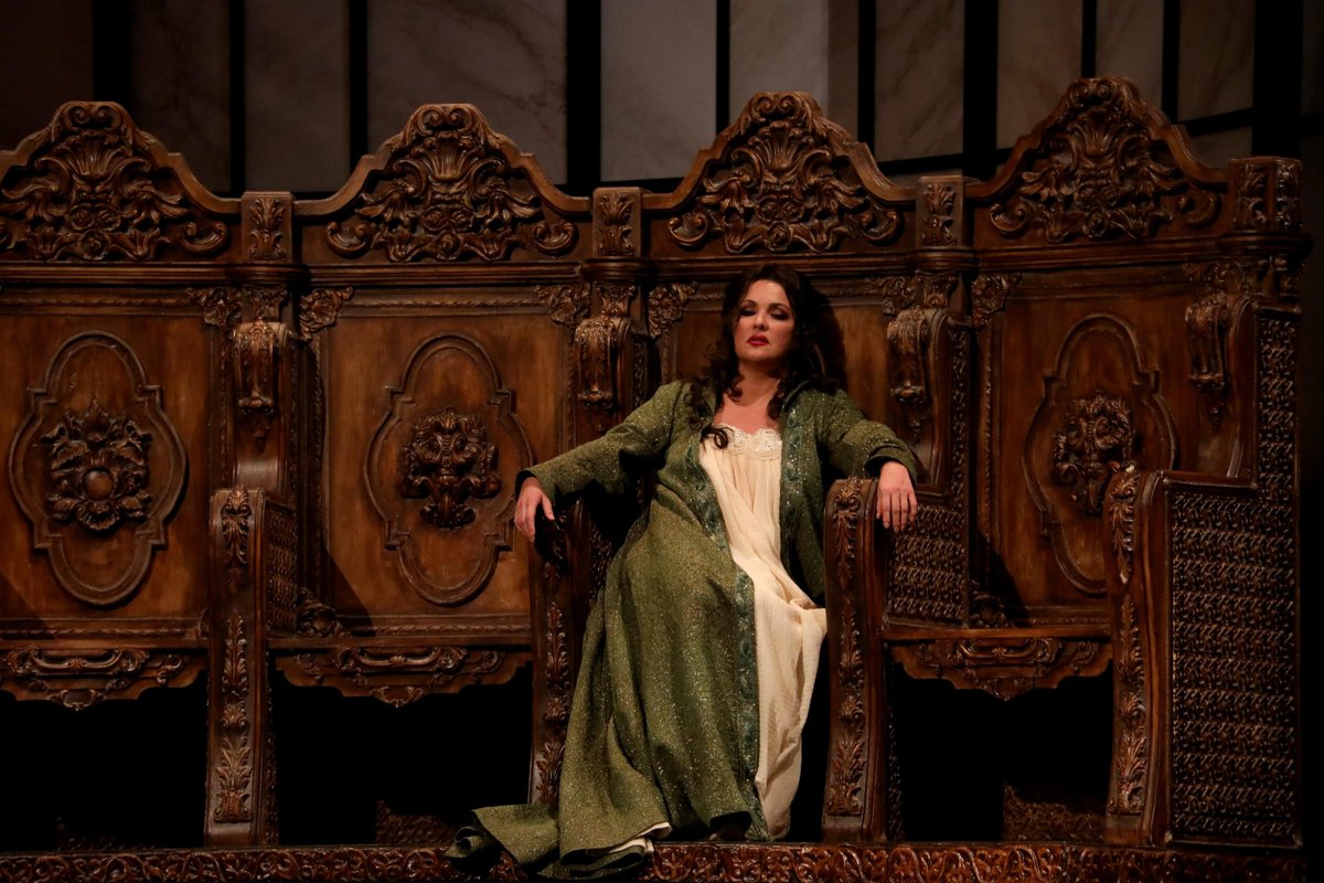 TV2000it's tweet photo. 🔴#Milano  Per Don Carlo 13 minuti di applausi alla #PrimaScala 
soprattutto per la soprano Anna #Netrebko 

Il basso Michele #Pertusi che non sta bene ma canta lo stesso
#7Dicembre #DonCarlo #Scala https://t.co/pFGUqiGJsN