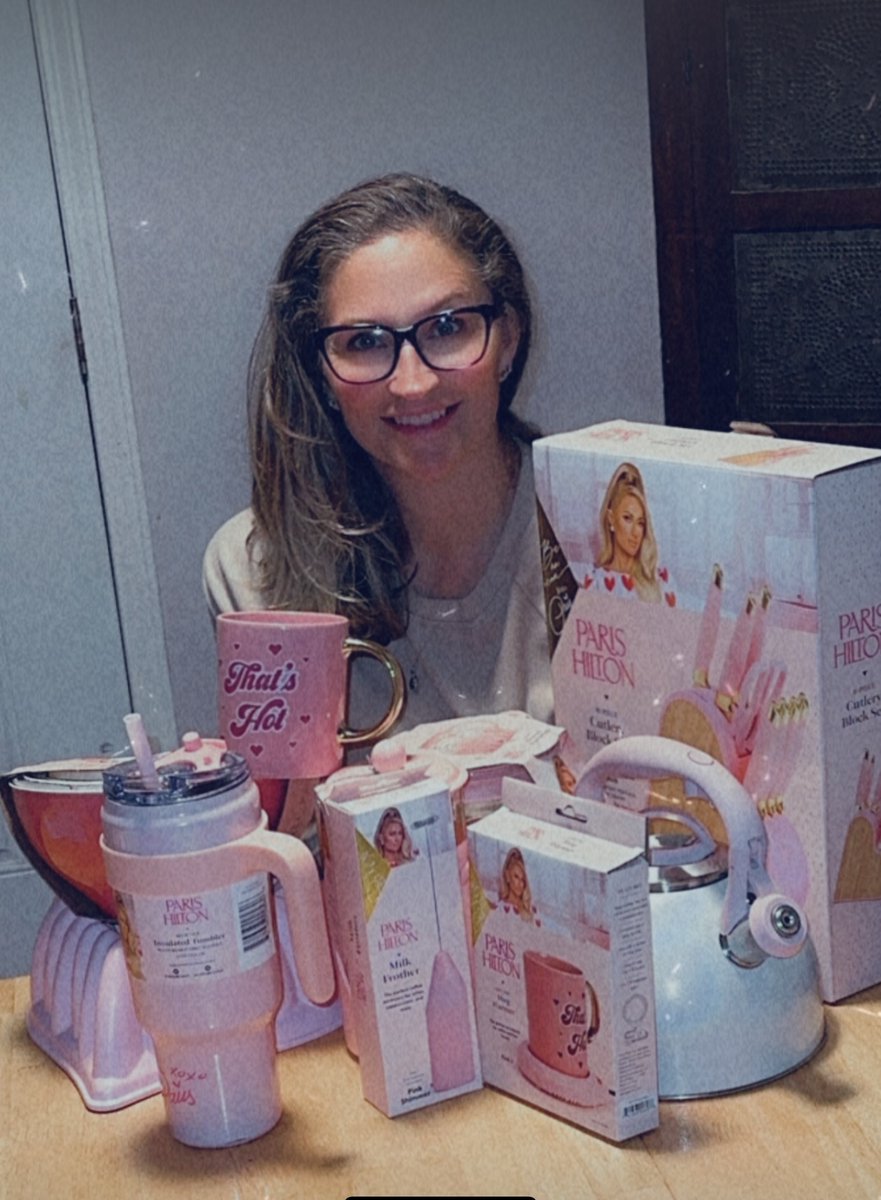 ParisHilton's tweet image. We had so many submissions to the last giveaway...so I decided to make another💖  Our last giveaway winner Adrienne is absolutely loving her cookware✨ Enter to win my ENTIRE #BeAnIcon Collection here dojomojo.com/promo-lookup/3…