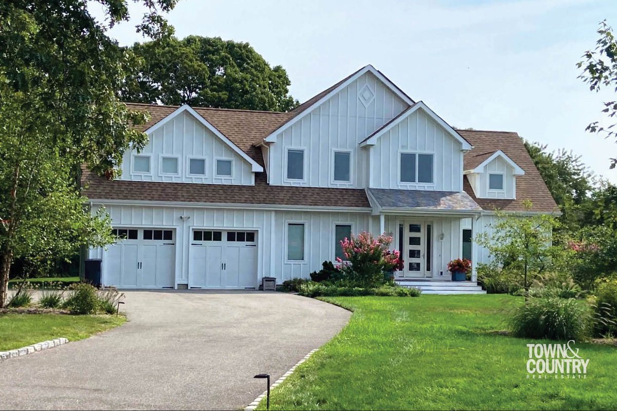 17 Willowood Ct #Westhampton. Built on a private acre lot, it was designed with the sun in mind! Oversized heat pool. Available to rent!

Contact Patrick Galway, Assoc. RE Broker 917.748.2117 

Learn More: buff.ly/3NcquNg

 #hamptons #hamptonsrealestate #hamptonsstyle