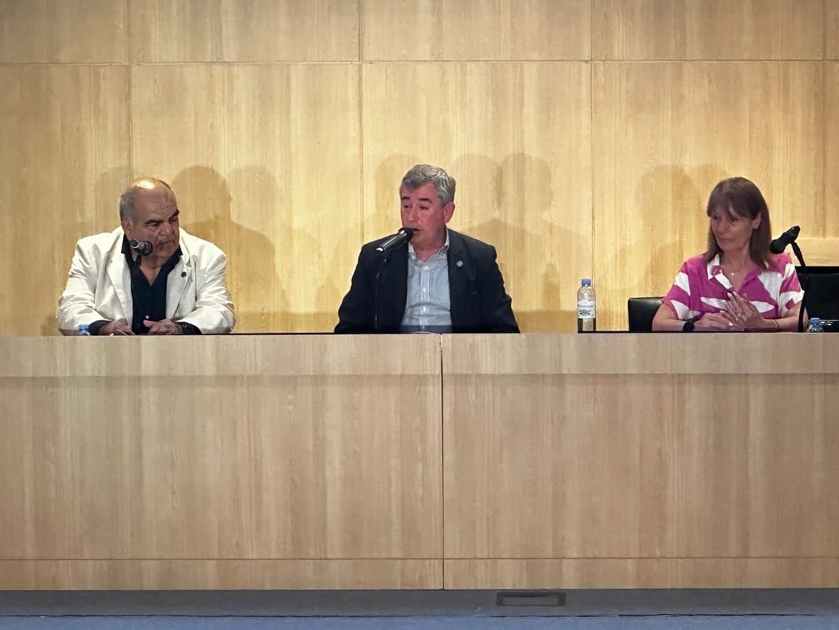 SindicatoDSalud's tweet photo. Acto Académico de Egresados 2023 del @InstitutodelSSP  sede Mar del Plata. Entregan los Diplomas a los Egresados nuestro Secretario General @vascozubieta y el Sec. de Capacitación @JulioCReynoso4 , y miembros de Comisión Directiva. 
Felicitaciones a todas y todos los Egresados! https://t.co/hWIyCYo9XU