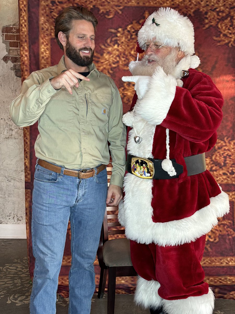 'Santa is teaching me magic downtown! If your kids want to meet Santa, come on.'

Join us 4pm-8pm tonight. Venders, food, and much more. 

#saltillolife #downtown #santaclaus