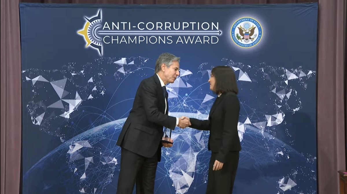 movinpanama's tweet image. Hoy, 7 de diciembre, le fue otorgado un reconocimiento a Annette Planells por su lucha contra la corrupción (‘Anti-Corruption Champions Award’). Este fue entregado por Antony Blinken, Secretario de estado, de los Estados Unidos.
@StateDept
@SecBlinken @aplanells