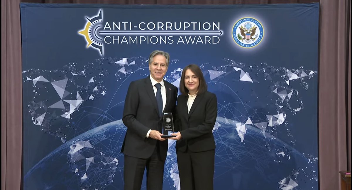 movinpanama's tweet image. Hoy, 7 de diciembre, le fue otorgado un reconocimiento a Annette Planells por su lucha contra la corrupción (‘Anti-Corruption Champions Award’). Este fue entregado por Antony Blinken, Secretario de estado, de los Estados Unidos.
@StateDept
@SecBlinken @aplanells