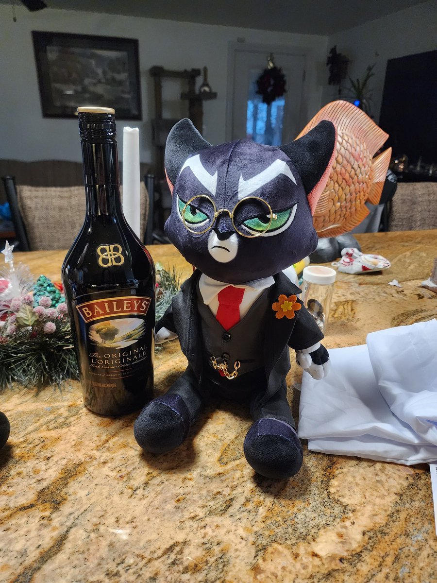 CandyColorWolf's tweet image. MY DAPPER LITTLE CAT MEN ARRIVED!! And the Keychain!!! Oh my gosh, they're adorable!! I'm so happy they arrived!! (Ironically, I also bought alcohol for a party that just so happens to match them surprisingly well!!) #Lackadaisy #LackadaisyCats
