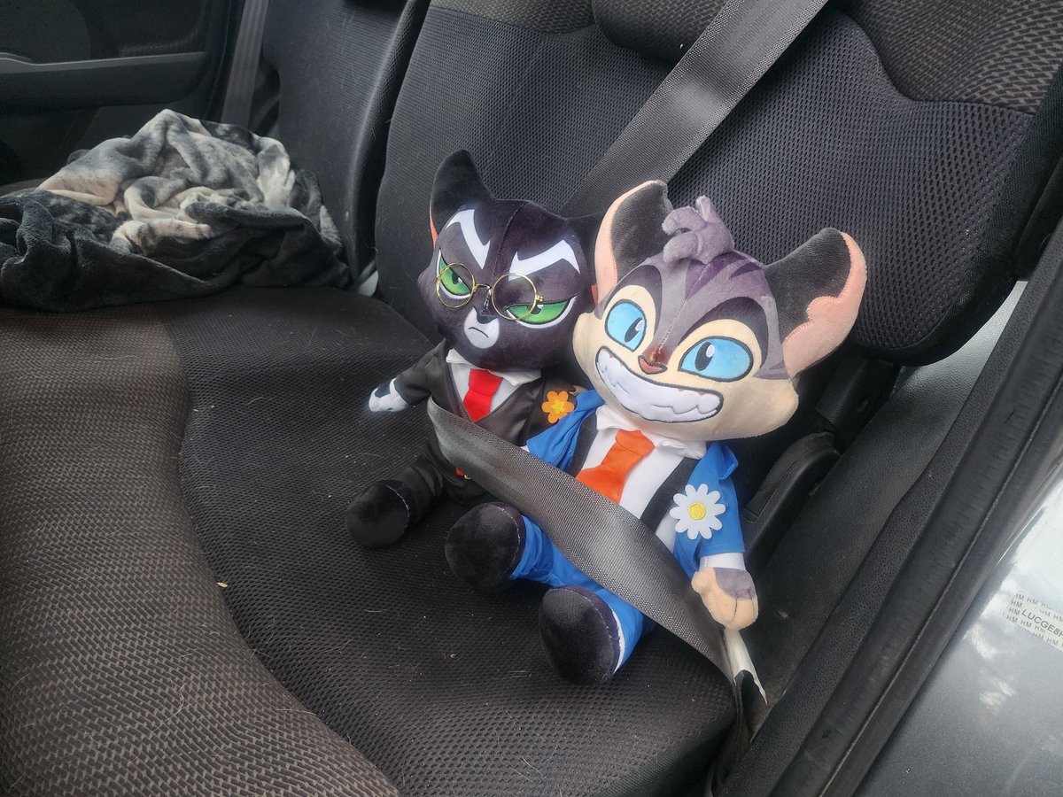 CandyColorWolf's tweet image. MY DAPPER LITTLE CAT MEN ARRIVED!! And the Keychain!!! Oh my gosh, they're adorable!! I'm so happy they arrived!! (Ironically, I also bought alcohol for a party that just so happens to match them surprisingly well!!) #Lackadaisy #LackadaisyCats