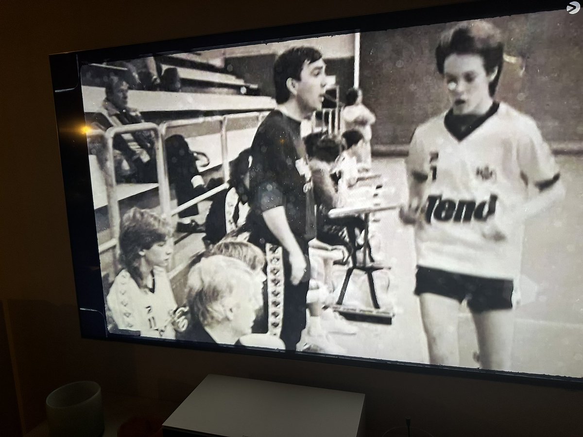 dsvenss8's tweet photo. Ända gången man är på tv hamnar man på bänken. Knappt synlig jämte Sten😳 https://t.co/wumEmZz24T