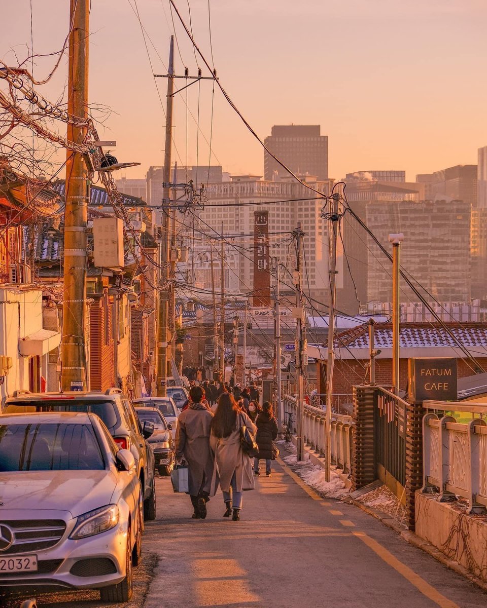 HongPham5994's tweet photo. Một buổi chiều mùa đông, thong dong đi dạo trên những con phố ở Seoul cảm giác thật dễ chịu.
Ghé quán ô teeng ăn mấy xiên chả cá, uống một cốc nước canh chả cả thì tuyệt vời 😇❄️⛄️
#dulichhanquoc #cuocsonghanquoc #phuotkorea https://t.co/AktM8y2unQ