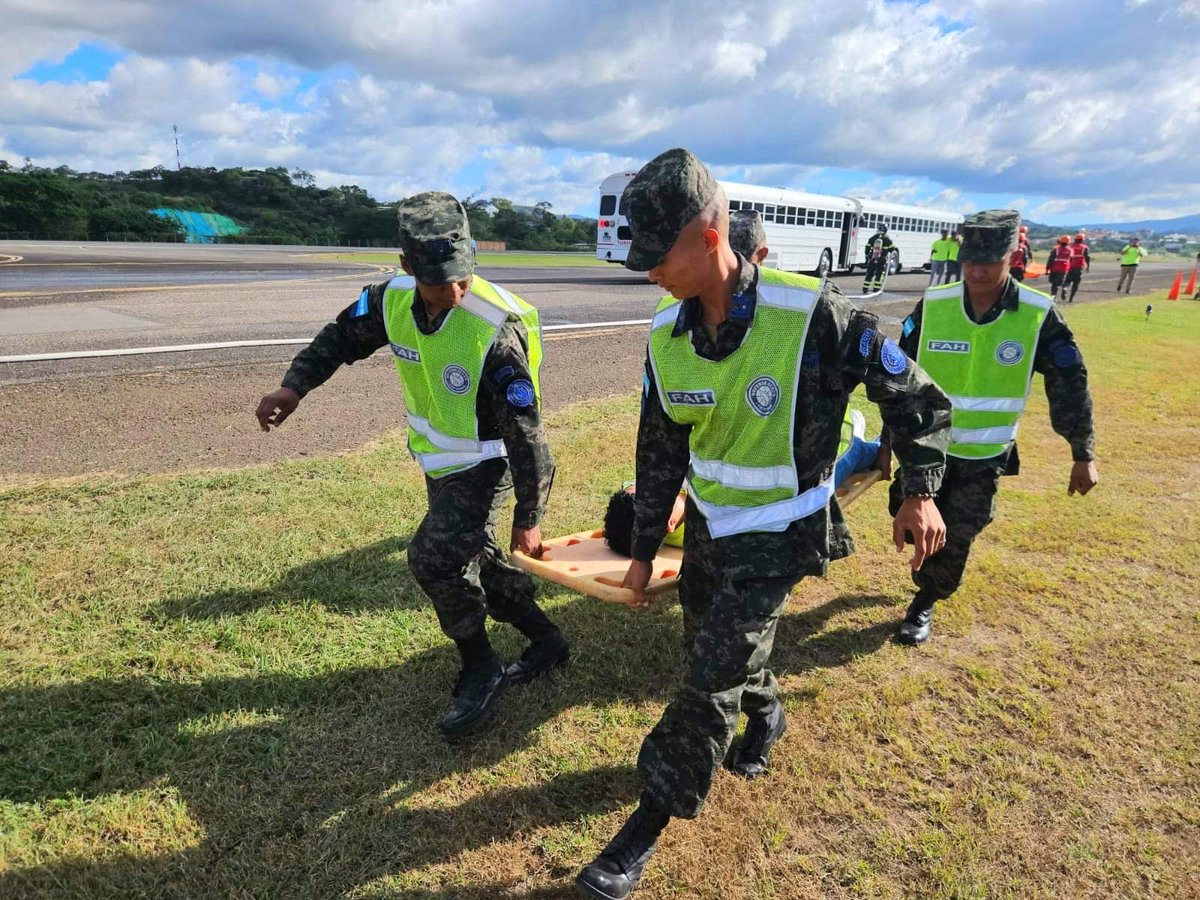 ToncontinHN's tweet photo. ✈️ Palmerola International Airport junto a diferentes entidades desarrolla exitosamente el simulacro de emergencia en Toncontín. https://t.co/qcfBCB0vfx