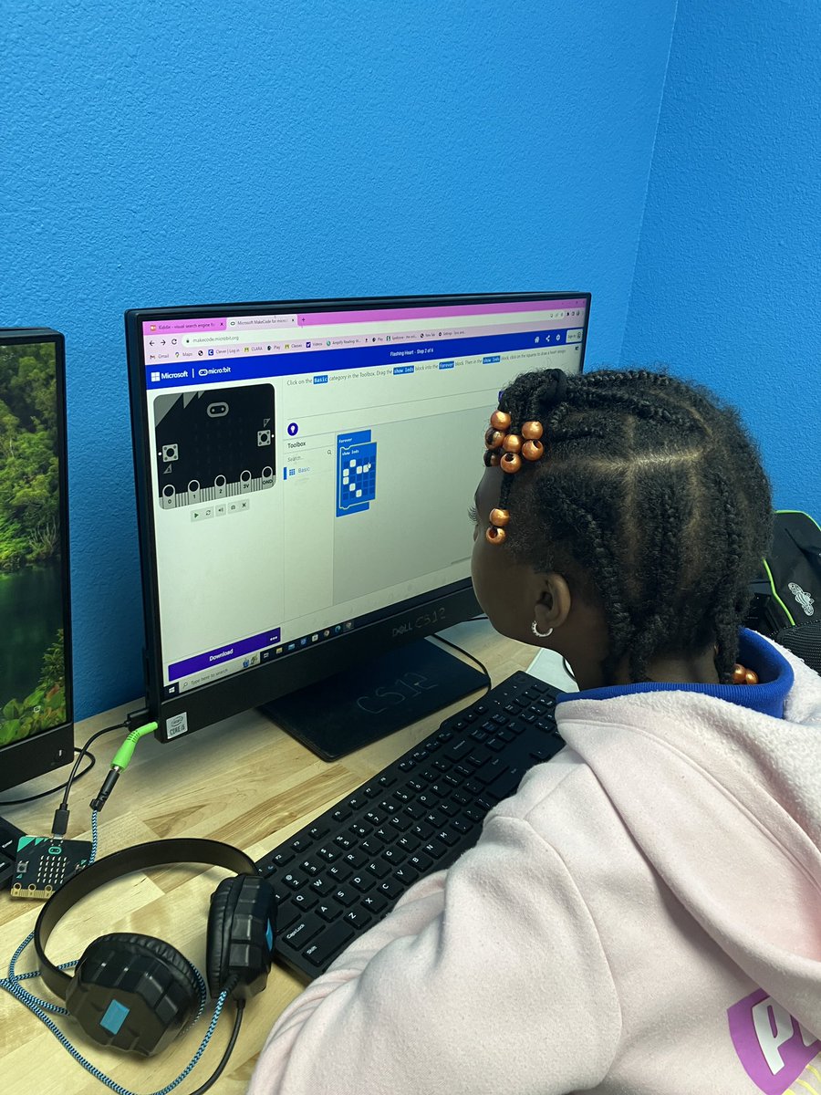 efwmaschool's tweet image. On our 4th day of #CSEdWeek #HourOfCode #ImpactsofComputing our 3rd-5th Leadership students @efwmaschool are happy #learning @microbit_edu #microbit #MicrobitChampion
#AFEteacher #teamwork #equity #diversity #confidence #ITeachCode   #CSforALL @dfwcsta 
#EveryCanCode #creativity