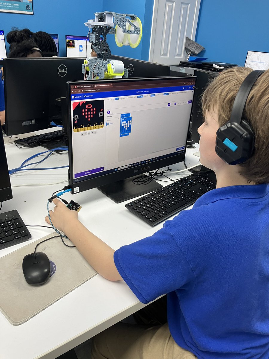 efwmaschool's tweet image. On our 4th day of #CSEdWeek #HourOfCode #ImpactsofComputing our 3rd-5th Leadership students @efwmaschool are happy #learning @microbit_edu #microbit #MicrobitChampion
#AFEteacher #teamwork #equity #diversity #confidence #ITeachCode   #CSforALL @dfwcsta 
#EveryCanCode #creativity