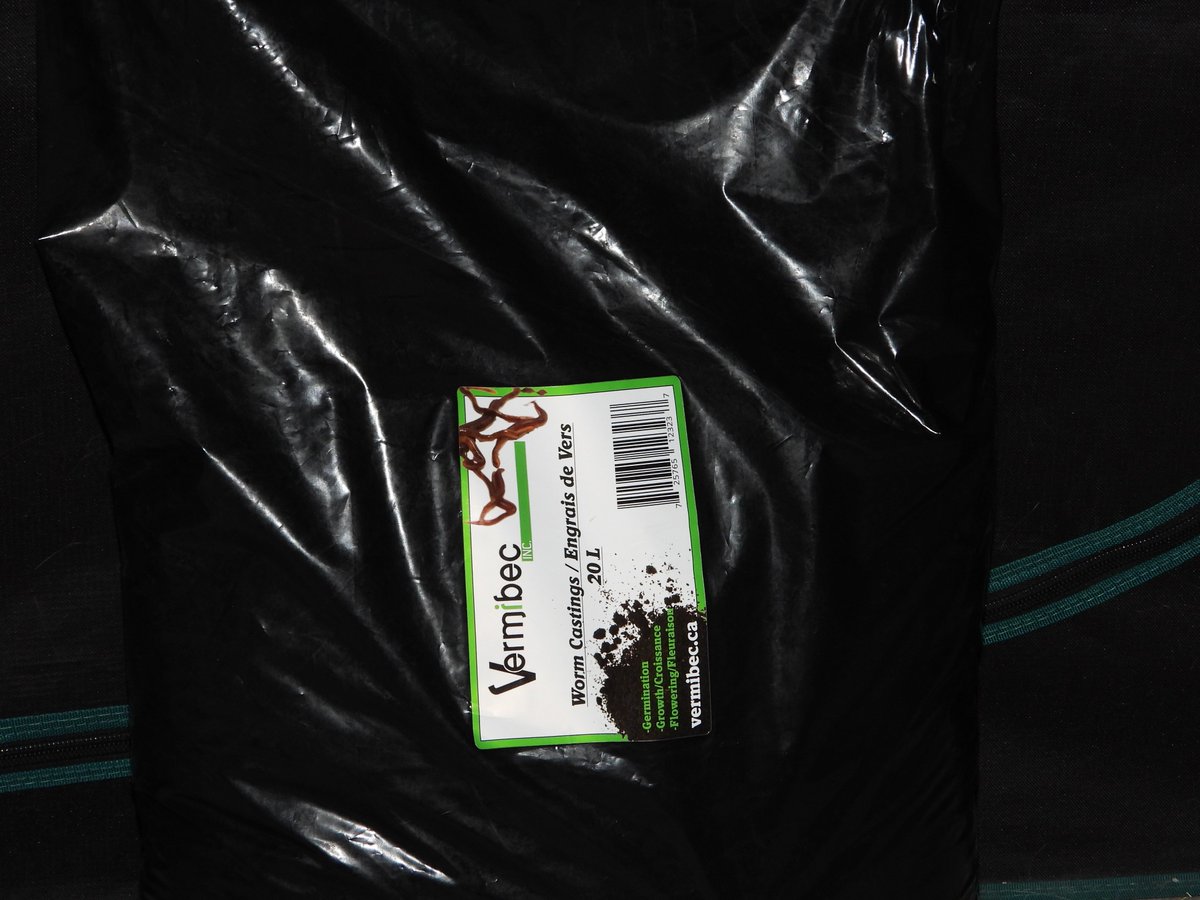 Got a 24 pound bag of fresh canadian worm shit 👍
#vermicompost