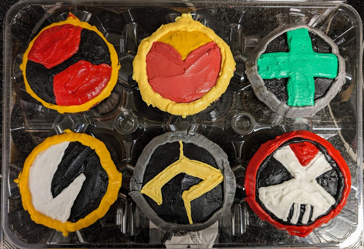 MacKellam's tweet image. Anniversary gifts this year from @sweets_geeks!💙
She's a cake decorator and currently learning stained glass. I dunno if I have the heart to "delete" those cupcakes.🥴

@MegaMan #MegaMan #Cupcakes #BattleNetwork