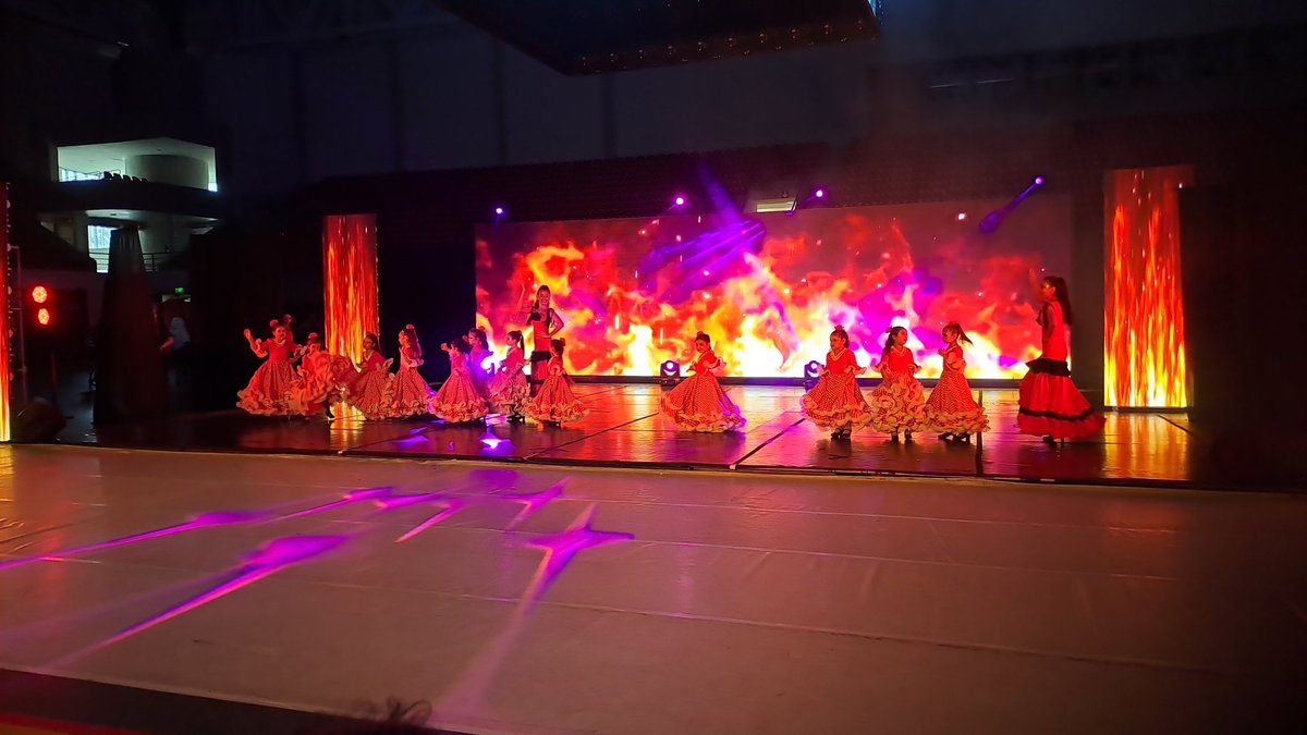 henryforneron's tweet image. Que mis 3 seguidores se enteren. La #Gala2023 de #Compasses fue INSOPORTABLE... ¿PARA QUÉ? Para qué mezcló en una presentación todas las academias del país? (Y para mayor hallo en el paraguayo puso mal su bandera)