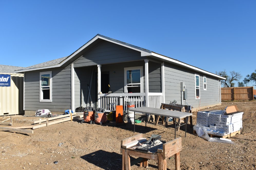 HabitatSATX's tweet image. From an empty canvas to reality: Collaboration, craftsmanship, and a sprinkle of determination – the perfect blend for crafting something extraordinary! 🏡✨ #Buildinghope #TransformationThursday