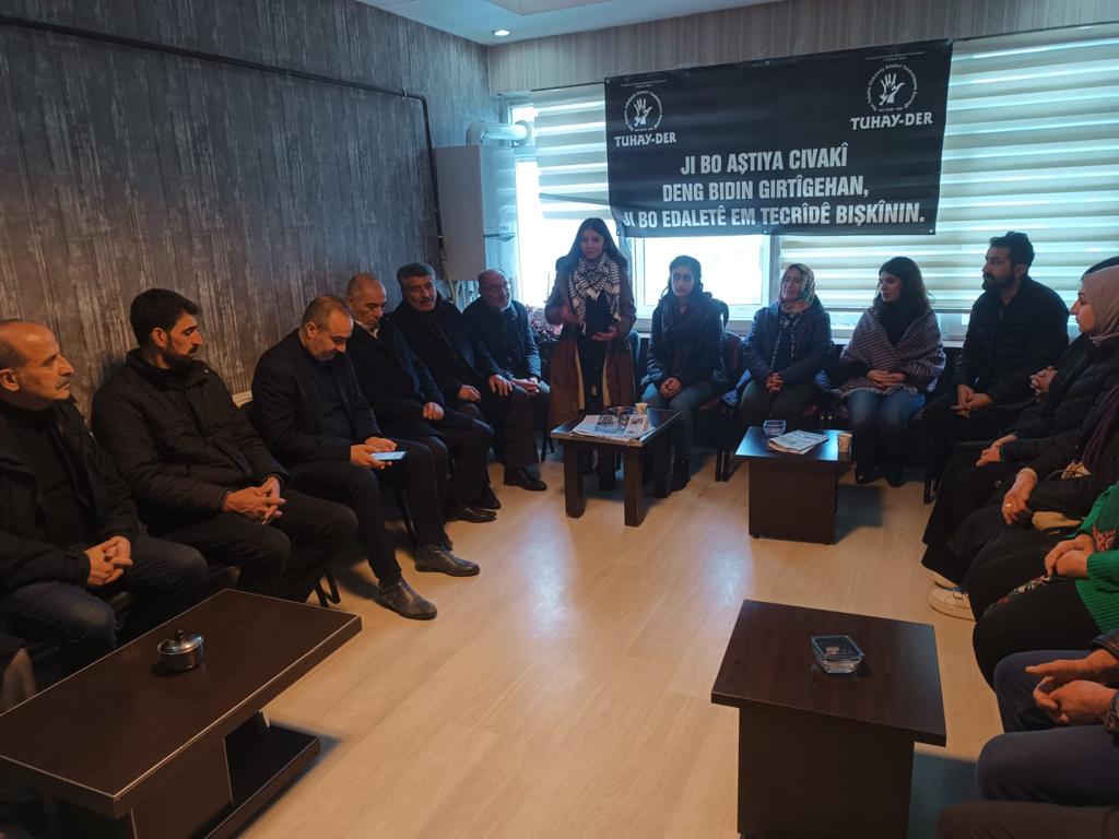 Bugün "ADALET NOBETİ"nin 3. günü.

Adalet nöbetinin 3. gününde Annelerimizi ziyaret eden siyasi parti ve STK yöneticilerine teşekkür ederiz. 

Adalet İçin Tecridi Kıralım. Toplumsal Barış İçin Zindanlara Ses Olalım.