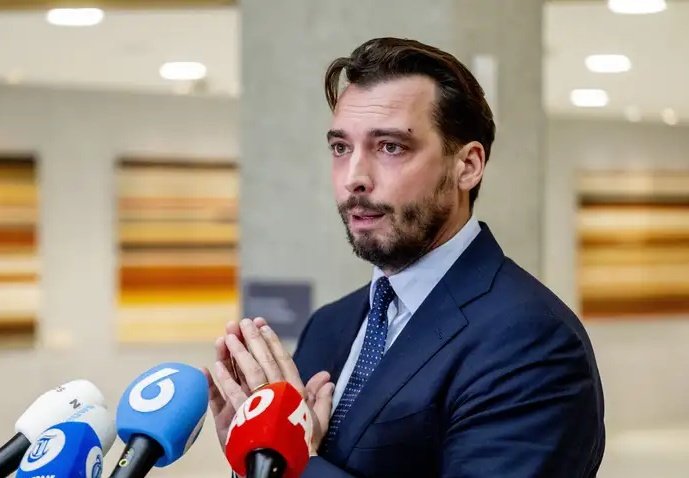 Alle verdachten van de poging tot MOORD op Baudet zijn alweer vrij. Degene die VREEDZAAM met een fakkel bij Kaag voor de deur stond, vloog meteen 6 maanden de BAK IN! Klassenjustitie! Doe een ♥️ & RT als je Baudet steunt!