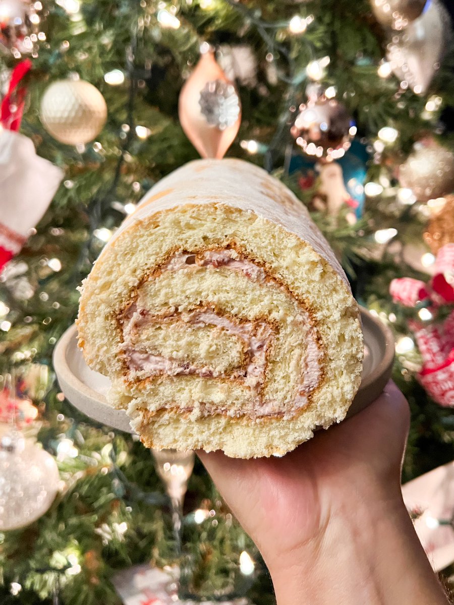 My mom made this raspberry cake roll and it’s a sign that holiday baking is in full swing!💃🏽

We both love anything and everything to do with baking🍰

Envisioning some baking clients for next year✨

💌: elizabethdominguezugc@gmail.com

#UGCcreator #ugcexample #holidaybaking