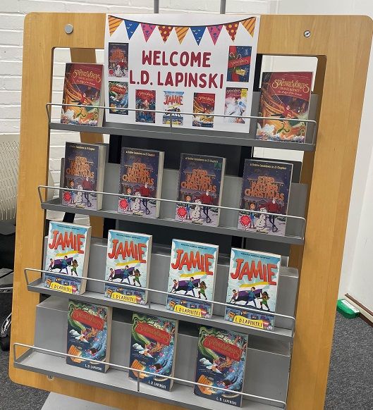 Better_Balham's tweet photo. Wandsworth school children were excited to meet author @ldlapinski at Balham Library today! LD Lapinski spoke about their new book Step Father Christmas &amp; children enjoyed a drawing challenge &amp; wrapped up balloons! @wandbc @wandsworthlibs https://t.co/XtqoOfyNVO