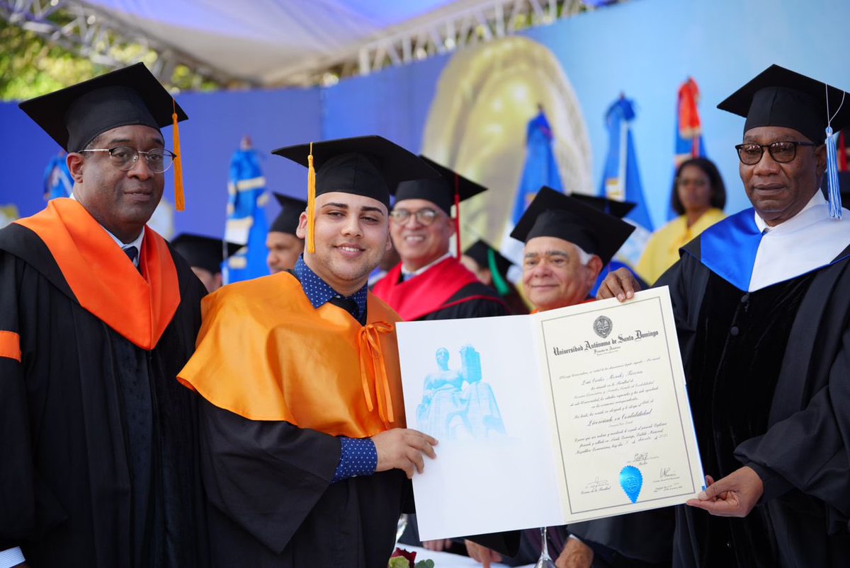 UniversidadUASD's tweet photo. El reconocimiento de títulos a estudiantes sobresalientes de grado lo encabeza, Luis Carlos
Mendez Taveras, de la Licenciatura en Contabilidad, con un índice de 96.2 puntos, #SummaCumLaude, el más alto índice de esta ceremonia.
#OrgulloUASD https://t.co/TrVoCr5WhM