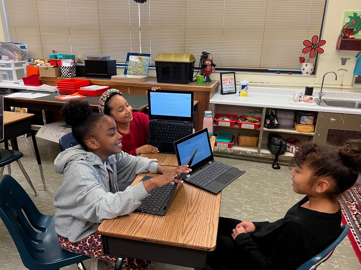 Teacher Specialist Chronicles: Check out these 4th Grade Rockets sharing their Persuasive Essay topics with each other!
